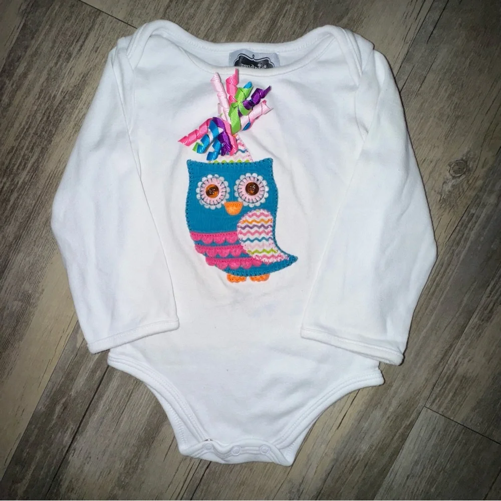 (🆓)*FREE ADD TO BUNDLE* Mud Pie White and Blue Bodysuit with Whimsical Designs